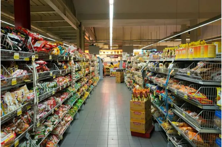 Food labeling combined with higher prices for carbon-intensive foods could help reduce UK greenhouse gases by 5%